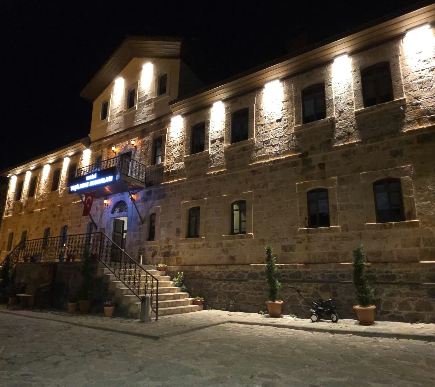 Işıklandırılmış tarihi taş konağın gece görünümü