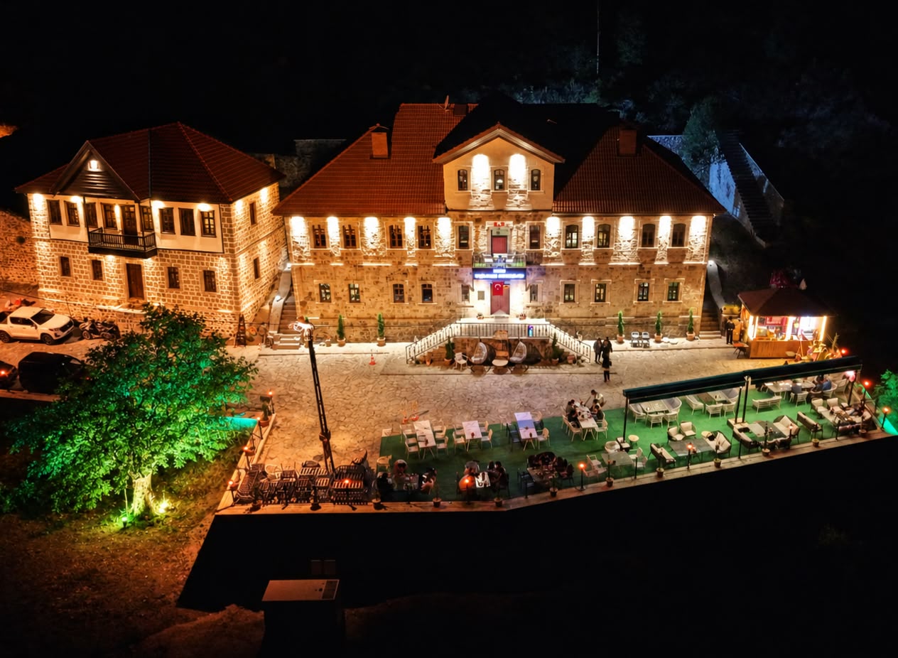 Gece ışıklandırmasıyla iki Tarihi Yeşildere Konağı bir arada